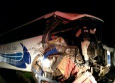Imagem de No Paraná, acidente entre ônibus e caminhão deixa 19 feridos.