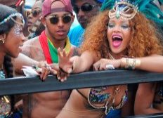 Imagem de Rihanna e Lewis Hamilton curtem juntos o Carnaval em Barbados