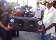 Imagem de Sucom apreende sete equipamentos sonoros na Vila Caramuru, no Rio Vermelho, por irregularidades
