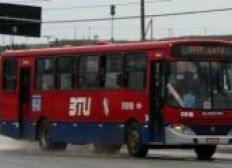 Imagem de Assaltantes fazem mulher refém durante roubo a ônibus no Rio Vermelho