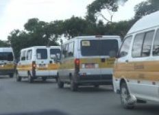 Imagem de Motoristas de transporte escolar fazem protesto no Detran-Ba