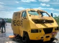 Imagem de Grupo armado com fuzis explode carro-forte e leva malotes na Bahia