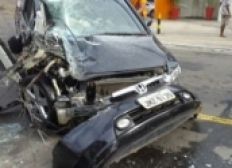 Imagem de Quatro pessoas ficam feridas em colisão entre carro e ônibus em Pernambués