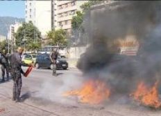 Imagem de Homem morre baleado em tiroteio na Mangueira e moradores fecham rua em protesto