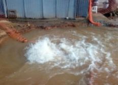 Imagem de Vazamento de água alaga pista no Itaigara