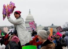 Imagem de Milhares de mulheres protestam contra Trump no mundo