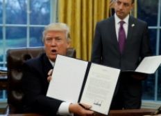 Imagem de Trump assina decreto para retirar EUA de acordo com países do pacífico