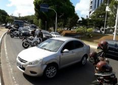 Imagem de Acidente deixa trânsito congestionado na Avenida Garibaldi, em Salvador