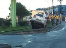 Imagem de Camaçari: Motorista perde controle de carro e cai na linha do trem