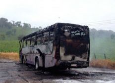 Imagem de Ônibus fica destruído após pegar fogo no sul da Bahia