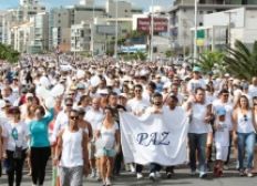 Imagem de Moradores de Vitória fazem caminhada para pedir paz