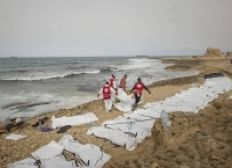 Imagem de 74 corpos de migrantes são encontrados em praia da Líbia