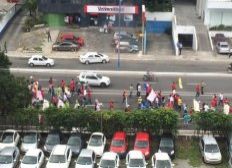 Imagem de Manifestação complica trânsito na Av. Tancredo Neves