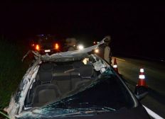 Imagem de Carro tem teto arrancado e duas pessoas ficam feridas em acidente