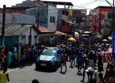 Imagem de PM impede saída de arrastão de carnaval no Nordeste de Amaralina