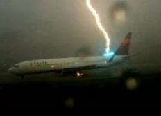 Imagem de Raio atinge avião em pista do aeroporto de Atlanta