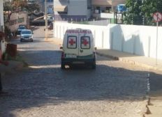 Imagem de Homem com problemas mentais furta ambulância ao ser socorrido na Bahia