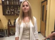 Imagem de EUA: escola barra aluna por usar roupa que mostrava clavícula