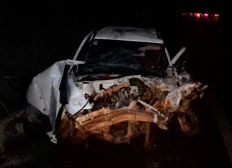 Imagem de Carro fica com a frente destruída após acidente na BA; ocupantes sobrevivem