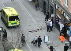 Imagem de Caminhão atropela pessoas em Estocolmo; polícia fala em 3 mortos e vários feridos