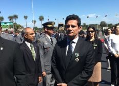 Imagem de Exército entrega medalha de condecoração ao juiz Sérgio Moro