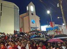 Imagem de Debaixo de chuva, fiéis celebram o dia de São Jorge no Rio