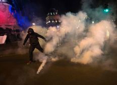 Imagem de 29 são detidos e 6 ficam feridos em protestos após eleição em Paris