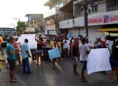 Imagem de Moradores protestam por saneamento básico na Estrada das Barreiras