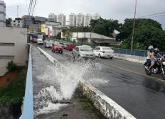 Imagem de Vazamento de água em viaduto de Brotas deixa trânsito lento na região