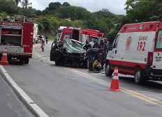 Imagem de Três morrem em acidente entre carros e caminhonete na BR-101