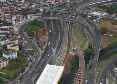 Imagem de Via Expressa da Av. Tancredo Neves é interditada para montagem de peças de passarela