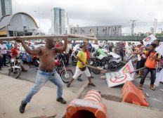 Imagem de Mototaxistas e manifestantes entram em confronto