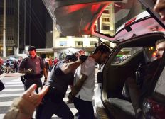 Imagem de Presos após confronto com grupo anti-imigração vão para audiência de custódia