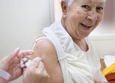 Imagem de Idosos e pessoas com dificuldade de locomoção podem se vacinar contra gripe em casa