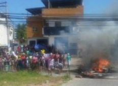 Imagem de Moradores de comunidade na Boca do Rio fazem protesto