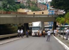 Imagem de Caminhão fica preso embaixo de viaduto e complica trânsito na região da Lapa