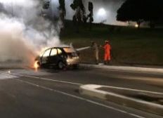 Imagem de Carro pega fogo e complica trânsito na Paralela