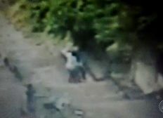 Imagem de Mulher reage a assalto e entra em luta corporal com bandido no Caminho das Árvores