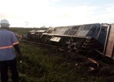 Imagem de Acidente entre trem e carreta interdita BR-242, na Bahia