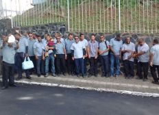 Imagem de Trabalhadores de transporte alternativo de Lauro de Freitas protestam contra Agerba no bairro de Nazaré