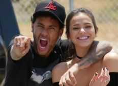 Imagem de Bruna Marquezine e Neymar se divertem em parque de diversões nos EUA