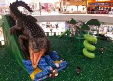 Imagem de Brinquedo inflável murcha e deixa pais aflitos em shopping de Salvador
