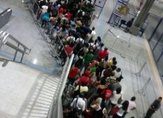 Imagem de Usuários do metrô reclamam de poucas catracas para acesso à Estação Pirajá