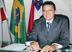 Imagem de TCM multa ex-prefeito de Guanambi por gastos com festas