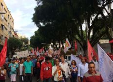 Imagem de Grupo protesta contra reformas e presidente Michel Temer em Salvador