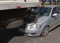 Imagem de Motorista fica preso às ferragens e morre após engavetamento com quatro veículos na Bahia