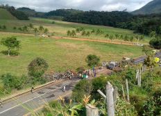 Imagem de Acidente entre duas ambulâncias, ônibus e carreta deixa 21 mortos na BR-101 em Guarapari no Espírito Santo