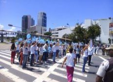 Imagem de Amigos de estudante morta no Costa Azul fazem ato pacífico pedindo paz e segurança
