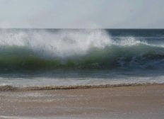 Imagem de Marinha emite aviso de ressaca e alerta para ondas de até 2,5 metros até sábado, na Bahia