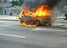 Imagem de Após colisão, carro pega fogo no bairro do Stiep